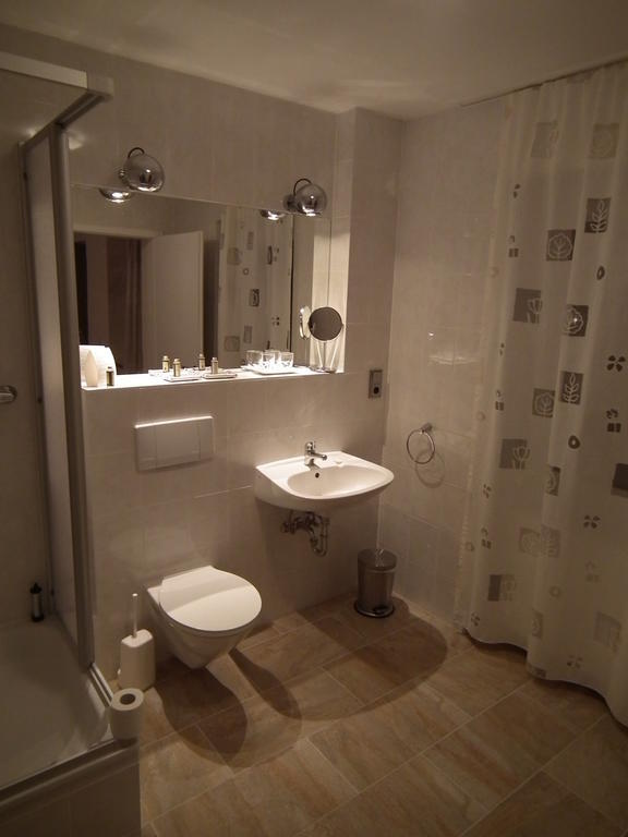 Hotel Cafe Del Maar Schalkenmehren Ruang foto